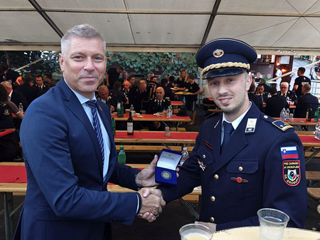 14 Minister predaja predsedniku spominski kovanec